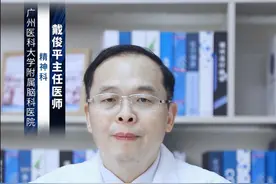 精神病被强制治疗要多久出院？ #涨知识 精神病患者被强制治疗后需要多久出院，需要根据患者的病情进行决定。如果患者病情控制比较好，可能需要1-2个月就可以出院，但如果#精神病 患者病情控制不佳，可能需要数年才出院，甚至终生不能出院，具体取决于患者的病情治疗效果。精神病的患者如果是初次发病，由于病情突然加重，出现伤人、毁物、自伤自残或幻觉、妄想等症状进行强制治疗，如果患者经过1-2个月的治疗后，患者的病情得到控制，自知力和社会功能基本恢复，在对社会不造成危害的情况下可以出院。但如果患者的病情控制不稳定，病情比较严重，出现自知力严重缺失，仍然存在伤人、毁物或者幻觉、妄想等症状，回归社会后可能存在潜在危害时，需要长期住院治疗，有些患者可能需要数年以后才可以出院，或者终身在医院治疗。建议出现精神病的患者，家属及时陪同前往医院的精神科就诊，由医生进行心理测试、脑电图检查等，明确具体病情，在医生指导下进行针对性治疗，以免对自身和社会造成影响。#硬核健康科普行动  @创作灵感小助手