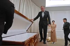 #胡静老公提前给自己办葬礼 
胡静和朱兆祥一起来练习告别，摘下眼镜、留下手机、钱包...躺进棺木，通过一系列的离别体验，两人更加了解死亡，敬畏生命，珍惜当下。#妻子的浪漫旅行视频封面