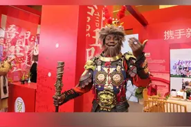 外国小哥扮成“悟空”，现身世界中文大会
