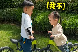 3岁小女孩为什么苦练平衡车？竟然是要追上小哥哥！ 彩虹云朵之前身高不够一直没练平衡车，最近找了一个帅气的小哥哥来教，小姐妹进步很快！#平衡车 ##萌娃搞笑日常 #宝宝 #人类幼崽 #酷骑平衡车视频封面