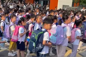 适龄儿童家长必看！2025年郑州市区小学入学政策公布！公办小学线上报名时间：8月10日-8月11日 #小学生 #报名视频封面