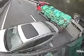 小车高速上超车大货车不成被顶行数十米，惊险时刻两名货车司机神级反应，成功避免人员伤亡！#交通安全视频封面