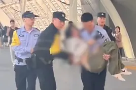 余姚北站一女子跳下站台横穿轨道，被进站高铁撞开，铁路局通报：无生命危险，警方已介入调查视频封面