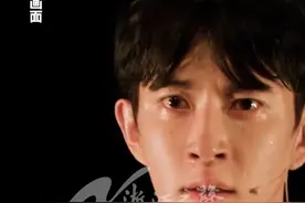 “谢幕是剧场的顶级浪漫”，回看于朦胧剧场谢幕，这一幕让人泪目！（画面来源：网络综合）#于朦胧  #谢幕  #于朦胧作品回顾  #话剧  #寄生虫