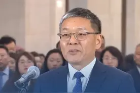 湖南团代表李东林走上“代表通道”，向全世界推荐“中国电力机车的摇篮”——湖南株洲，国内30%左右的轨道交通产品来自株洲。视频封面