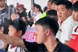 跆拳道教练现场发飙的视频火了，网友在线求唇语翻译和原声视频。教练：现在忙，晚点再发！（来源：_邓教练不早睡）视频封面