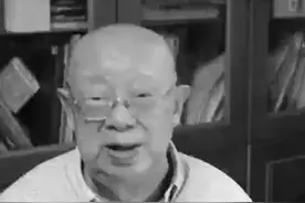 【#钢铁冶金专家张寿荣院士逝世  曾获国家科技进步特等奖】钢铁冶金专家，中国工程院院士，原武钢党委常委、总工程师、离休干部张寿荣同志，因病于2024年7月14日10时52分在武汉逝世，享年96岁。张寿荣长期致力于钢铁冶金生产、建设及高炉设计工艺等方面的研究，主持“一米七”轧机新技术消化和前工序老厂技术改造和攻关工作。1990年，“‘一米七’轧机系统新技术开发与创新”获国家科技进步特等奖。（光明日报、澎湃新闻）视频封面