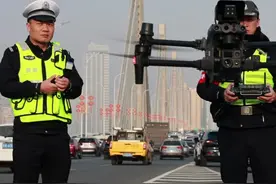 交警无人机“碎碎念”喊话 快速路上两车追尾造成堵塞，交警无人机“碎碎念”喊话，疏导及时高效视频封面