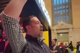 纽约市民凌晨排长队抢购中国全景相机，第一位买到手的粉丝：太卷了！凌晨3点就来了#美国人凌晨5点排长队抢购中国相机视频封面