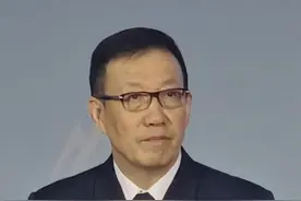 【中国防长董军出席#北京香山论坛  开幕式并作主旨演讲：决不允许任何“台独”分裂图谋得逞】第十二届北京香山论坛18日上午举行开幕式，中国国防部长董军发表主旨演讲。他表示，台湾回归中国是战后国际秩序的重要组成部分，解放军始终是捍卫祖国统一无坚不摧的强大力量，决不允许任何“台独”分裂图谋得逞。