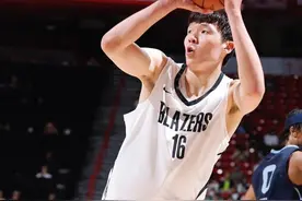 NBA夏季联赛，开拓者86-96不敌灰熊。本场比赛，杨瀚森背靠背继续首发出战（职业生涯首次背靠背）。他登场26分钟，得到10分5篮板3助攻1盖帽。赛后，杨瀚森接受采访谈及有什么办法能帮助恢复体能，杨瀚森表示：“吃饱，睡好！不打游戏！”