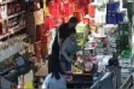 河南许昌，小孩被糖卡喉，冲进超市欲买水喝。#超市老板用海姆立克法救孩子一命 ！事后孩子爷爷奶奶登门致谢 #海姆立克急救法 #正能量视频封面