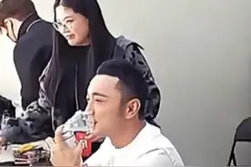 撒贝宁 尼格买提共用氧气瓶，春晚前俩人双双得重感冒，撒贝宁：小尼太坏 掐着点传染给我