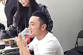 撒贝宁 尼格买提共用氧气瓶，春晚前俩人双双得重感冒，撒贝宁：小尼太坏 掐着点传染给我视频封面