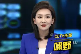 上海内环高架有两车碰撞，其中一辆工程车骑跨在高架护栏上，惊现史诗级“斗气”事故。此事之所以备受关注，不止因为场面骇人，更因为它触及了公众厌憎的一个痛点。一起来看育见新闻主播怎么说→视频封面
