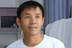 他是如何一个人靠养蚕解决一个镇的就业问题视频封面