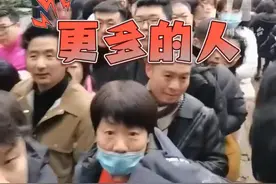 “你看这里很多人，其实前面更多人”#杭州 #蛇年 “迎#财神 ”排起“长蛇”！#杭州台 摄像大哥被堵到#崩溃 但又没完全崩溃……视频封面