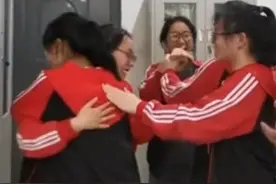 4月30日，河南郑州，#河南女孩艺考连过三所院校，#女孩考上中传全国第一同学鼓掌欢呼  视频封面