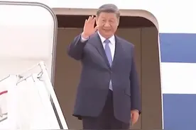 现场视频！习近平步出舱门，柬埔寨国王西哈莫尼热情迎接。（来源：央视时政）视频封面