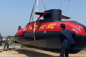 “航母哥”爱心捐赠！ “航母哥”走红网络。“中国核潜艇之父”黄旭华院士亲属想求购潜艇模型放到黄老故居。得知消息后，“航母哥”表示：代表安徽人的一份心意，免费赠送！#“航母哥” #黄旭华 #致敬视频封面