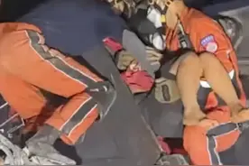 缅甸女童被埋60小时，中国救援人员双手抱出被困女孩 视频封面