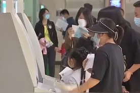 支原体肺炎如何治疗？轻症用阿奇霉素，克拉霉素，红霉素治疗，重症需大环内酯类抗生素静脉输液，目前治疗药物基本国产化视频封面