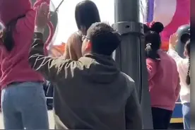 女生激动地和草莓熊招手互动，男友在其身后跪下求婚！视频来源：@柯南威武大将军视频封面