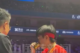 王楚钦一边热身，一边给队友加油，上场前的王楚钦喝了一大口红牛。加油！