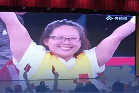 9月4日，在巴黎残奥会举重女子41公斤级比赛中，中国选手崔哲以119公斤的成绩夺得冠军，并创造了新的残奥会纪录。崔哲是菏泽市定陶区南王店人，她的母亲看到女儿取得好成绩激动落泪：女儿太棒了！视频封面