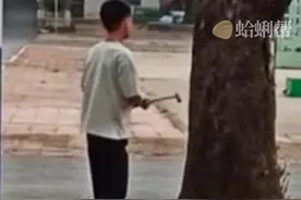学校的的打铃系统出现故障，老师教学生用敲钟敲下课铃（来源：@无忧^O^ ）#打铃 #童年回忆视频封面