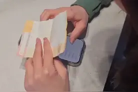 考研查分时女子哭泣着不敢看，爸妈一直安慰:没事 咱努力了，看到分数的一刻 妈妈高兴地大叫，不怕路长 只怕志短，坚持努力 终收荻喜悦视频封面