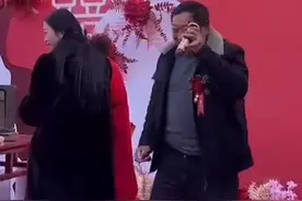 兄妹俩人婚礼相隔9天，父亲的不同反应看一次笑一次：儿子婚礼上载歌载舞，女儿出嫁时脆弱哭泣视频封面
