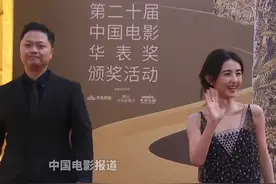 电影《捕风追影》剧组，导演、编剧扬子，演员#张子枫 亮相#第二十届中国电影华表奖 入场式，张子枫搭档#成龙 ，她所这次表演对她而言是个很新奇的体验，收获了很多新技能，还尝试了拍摄了动作戏。视频封面