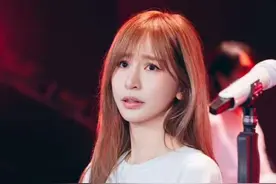 王心凌差点就说漏秘密了， 听说7月12日她要去北京做嘉宾合唱《当你》。她被粉丝套路时，及时用自己北京演唱会，混淆了过去。不得不说，王心凌的应变能力太强了🤣#王心凌 #王心凌厦门演唱会 #王心凌sugarhigh世界巡回演唱会