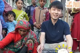 三轮车兄弟新房即将封顶，村民帮忙做火锅包子，真成村里CBD了视频封面