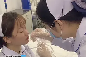 模型不会告诉你这么插管不舒服，医者仁心，致敬每一位医护人员！#致敬医护人员 #暖心正能量 #感动瞬间 #白衣天使 #最美护士 视频封面