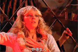 漂亮女人被架在笼子上，情景十分危急。视频封面