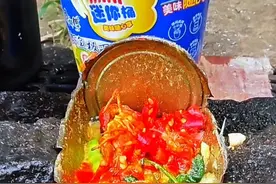 买了一桶迷你泡面，再到田里抓点小鱼小虾挖点野菜，吃一顿大餐视频封面