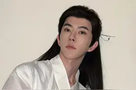 演员于朦胧被曝坠楼身亡 目前对此暂无回应  于朦胧朋友称他手机关机微信不回 北京朝阳一派出所回应：等着看新闻吧 于朦胧代表作有《三生三世十里桃花》《太子妃升职记》等#于朦胧 #热点 #警方回应演员于朦胧被曝坠楼身亡 #于朦胧朋友称他手机关机微信不回