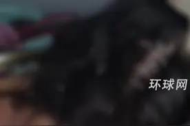 缅甸一男子震后花5小时找到母亲遗体，废墟中紧握妈妈的手告别视频封面