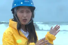 7月20日12时，台风“韦帕”中心位于深圳偏南方73公里的海面上，中心最大风力13级。深视新闻记者在深圳玫瑰海岸看到海边翻滚起3至4米的海浪！#台风韦帕 #深圳台风#台风视频封面