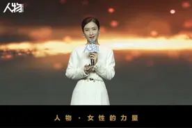 陶昕然为什么横了心也要拍《夹缝之间》？ #陶昕然36岁时第一次跟妈妈说我爱你 #陶昕然30岁以后不再用脸演戏 演员陶昕然在女儿上了幼儿园之后，回到片场，开始尝试更多复杂的角色。她始终记挂着妈妈在电话里讲述的那个留守女童遭遇性侵的故事。她忍不住思考，留守儿童们成年后会过着怎样的生活；那些深深烙印在她们心底的创伤，会在后续的人生中留下怎样的痕迹。带着这些疑问，她在心里坚定了一个想法，未来有一天，她要讲述这样一个故事，讲述关于这群人的故事，她要用她的职业，让更多人关注到留守儿童这个群体。#年度女性力量视频封面