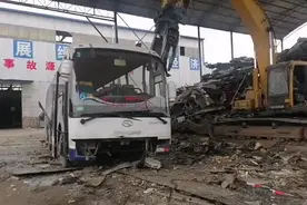 陕西金诚大型客车拆解现场全过程。#报废汽车 #报废汽车拆解视频封面
