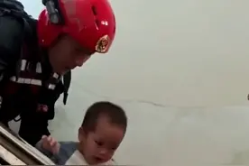 “不怕不怕 乖～” 消防员洪水中暖心救援小朋友，满满的安全感！（央视频号：光华路资讯）视频封面