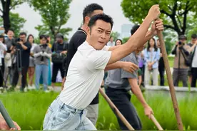 尼格买提发文调侃沙溢，“校草干活果然和正常人不一样”，梦回《武林外传》白展堂挖地道。视频封面