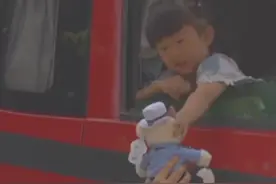 夕阳下在货车里跳舞的小女孩有安全座椅啦！视频封面