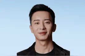 和人形机器人一起跑马拉松是种怎样的体验？2025北京亦庄半程马拉松让人形机器人与运动员同场竞技，被称为“全球首场人形机器人马拉松”。 马拉松引入人形机器人意味着什么？ 戳视频，听育见新闻主播怎么说→#育见快评  #机器人跑马拉松视频封面