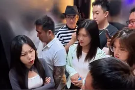 怎么感觉被算计了呢 #搞笑视频 #气氛搞起来 #围观的人真多 #万万想不到 #电梯战神