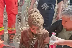 4月27日报道，新疆洛浦县，#官方回应给下井救人女辅警转正呼声 ： 她是当之无愧的英雄，不是不能转正，而是转正有严格条件和认定程序。视频封面