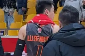 山东高速男篮117-84大胜吉林，高诗岩赛后脱球鞋送球迷视频封面